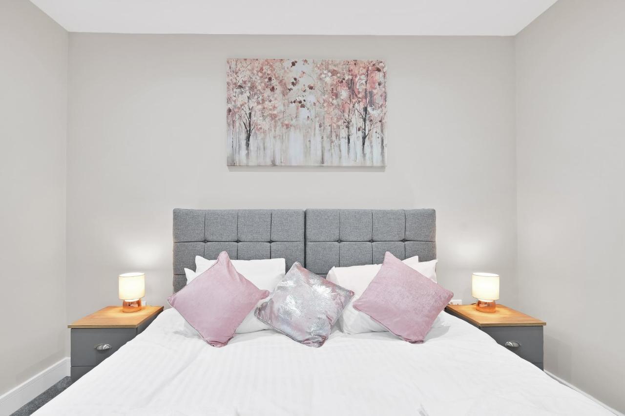 Crown Place 2 & 3 Bedroom Luxury Apts With Parking In Shepperton By 360Stays Exterior photo
