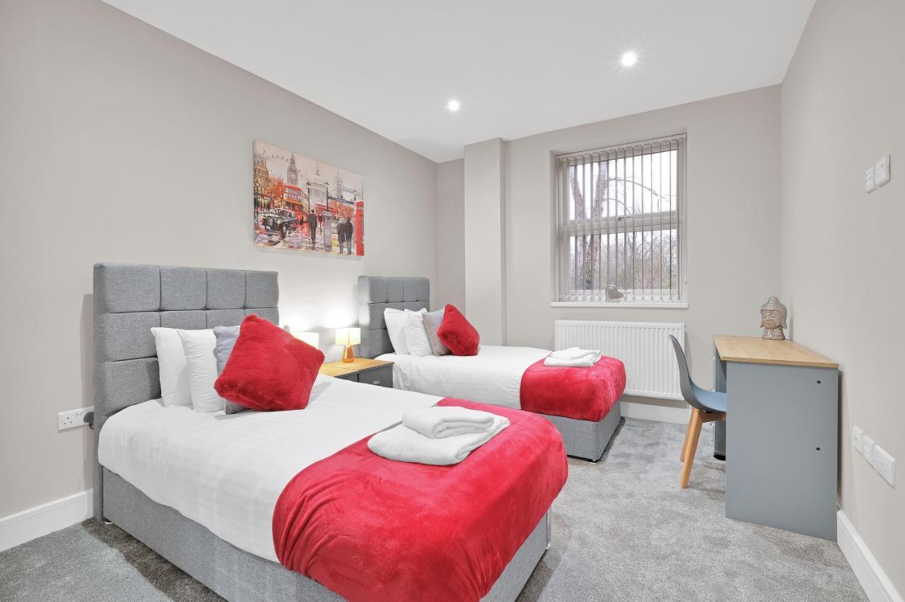 Crown Place 2 & 3 Bedroom Luxury Apts With Parking In Shepperton By 360Stays Exterior photo