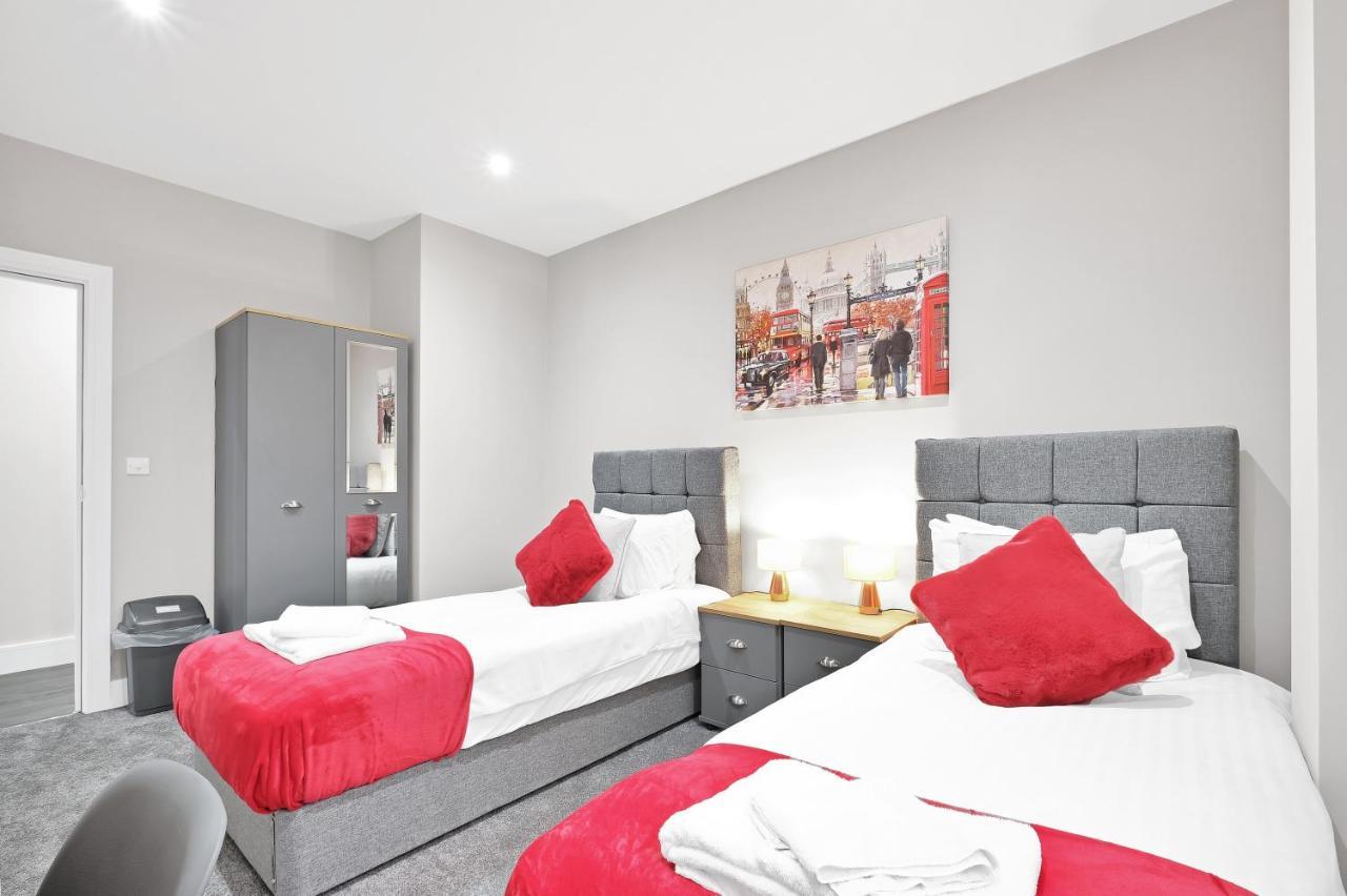 Crown Place 2 & 3 Bedroom Luxury Apts With Parking In Shepperton By 360Stays Exterior photo