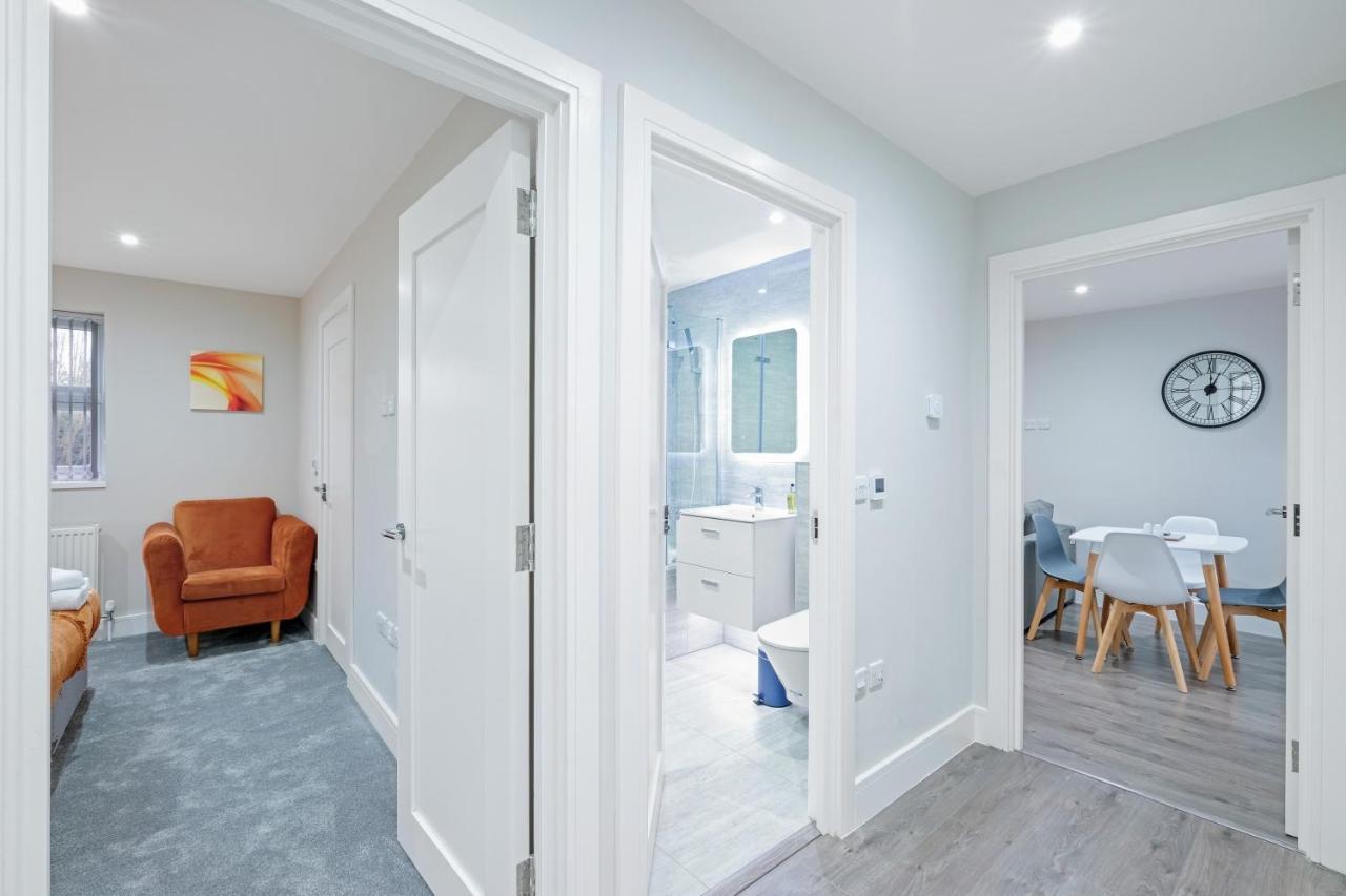 Crown Place 2 & 3 Bedroom Luxury Apts With Parking In Shepperton By 360Stays Exterior photo