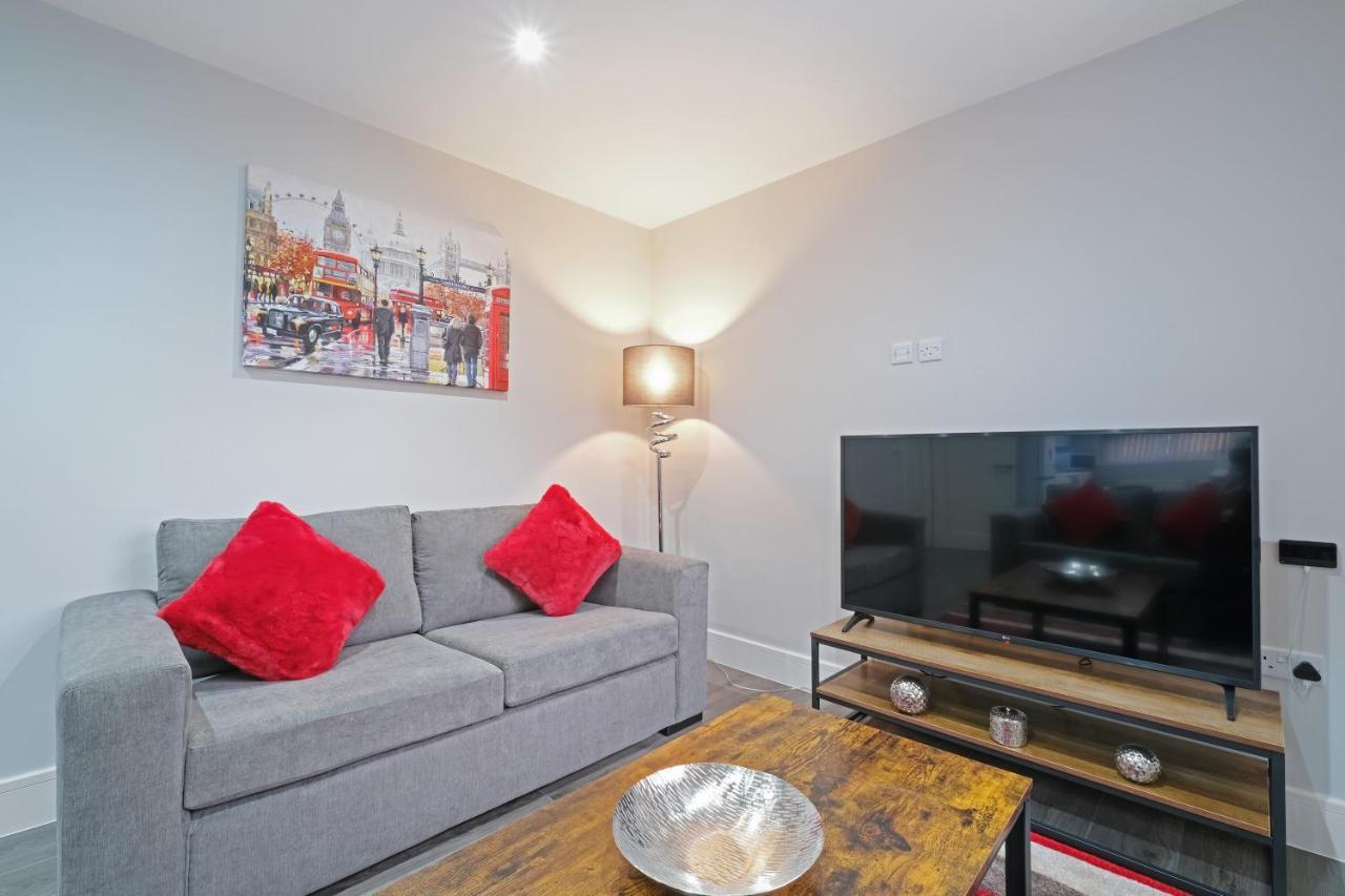 Crown Place 2 & 3 Bedroom Luxury Apts With Parking In Shepperton By 360Stays Exterior photo