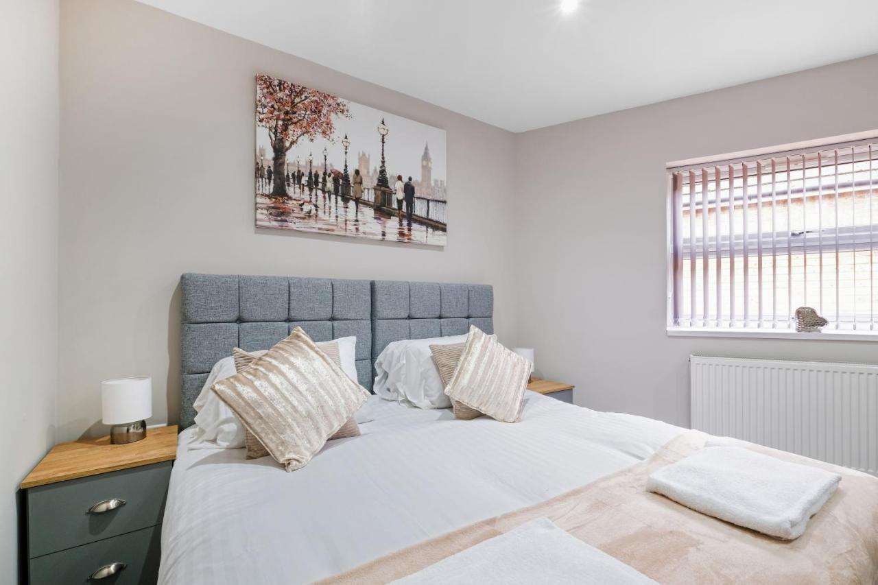 Crown Place 2 & 3 Bedroom Luxury Apts With Parking In Shepperton By 360Stays Exterior photo