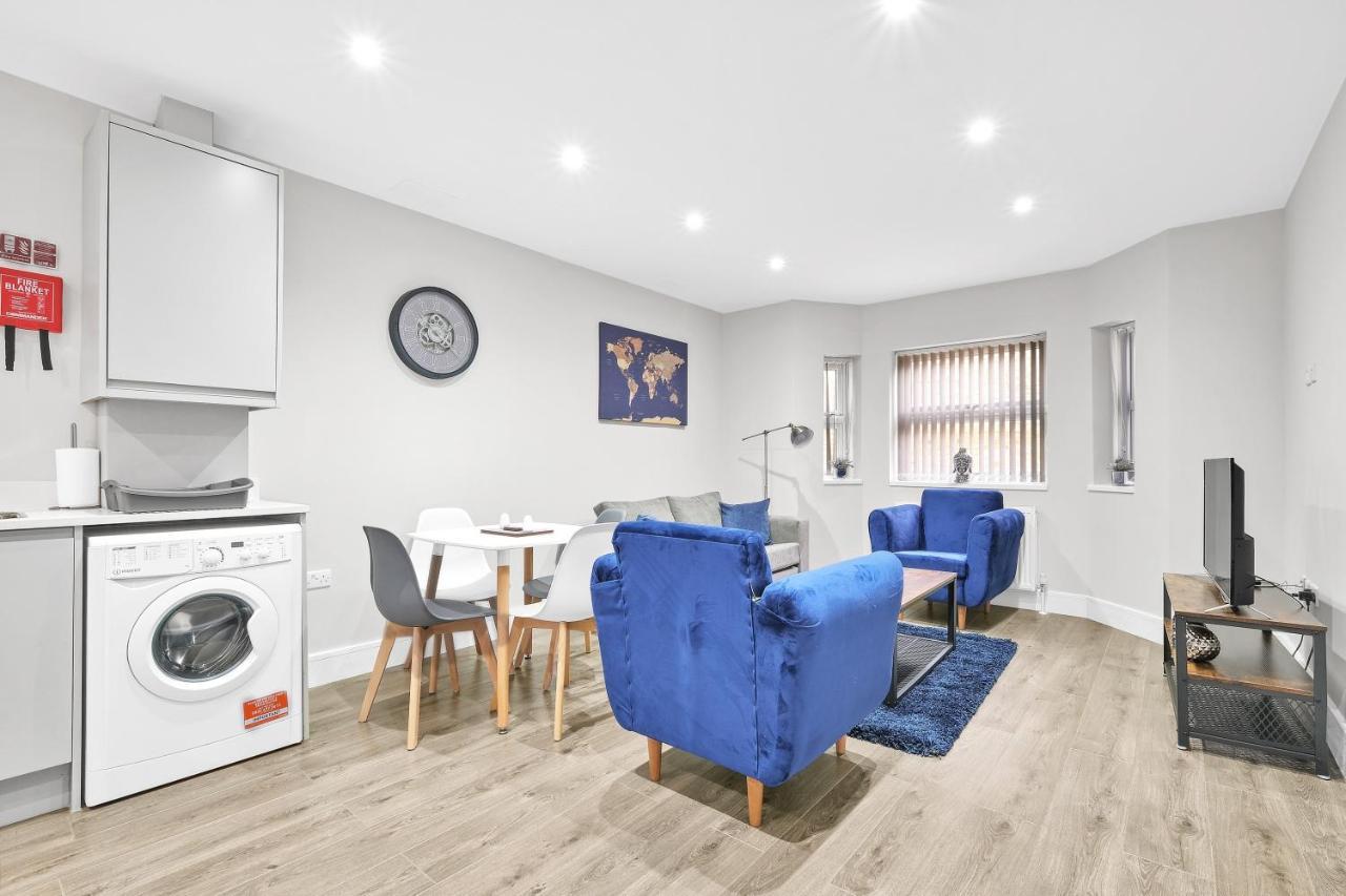 Crown Place 2 & 3 Bedroom Luxury Apts With Parking In Shepperton By 360Stays Exterior photo
