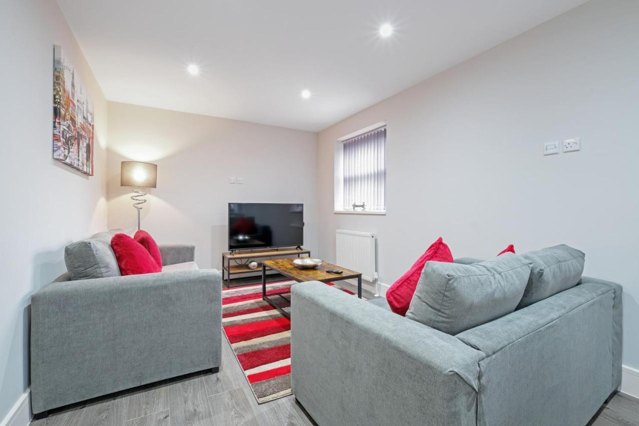 Crown Place 2 & 3 Bedroom Luxury Apts With Parking In Shepperton By 360Stays Exterior photo