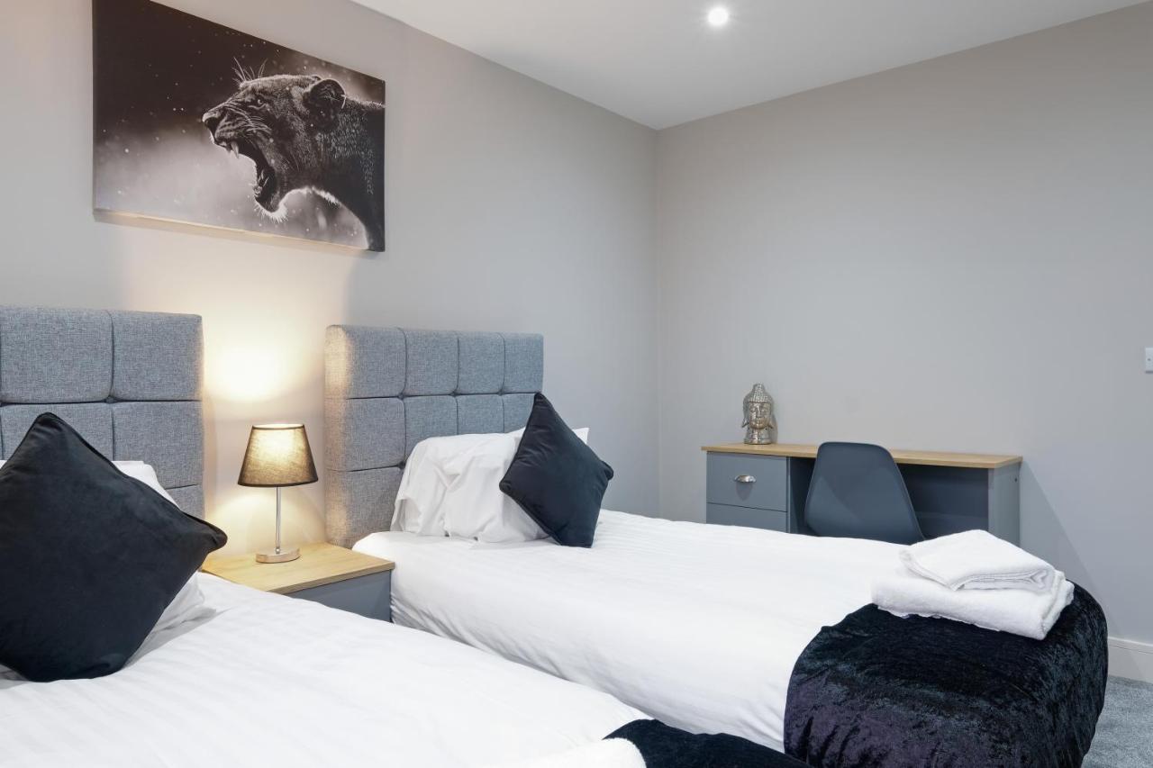 Crown Place 2 & 3 Bedroom Luxury Apts With Parking In Shepperton By 360Stays Exterior photo
