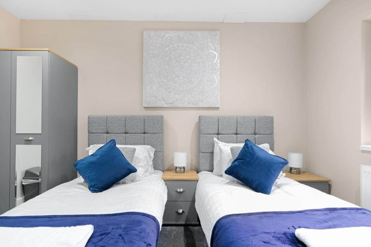 Crown Place 2 & 3 Bedroom Luxury Apts With Parking In Shepperton By 360Stays Exterior photo