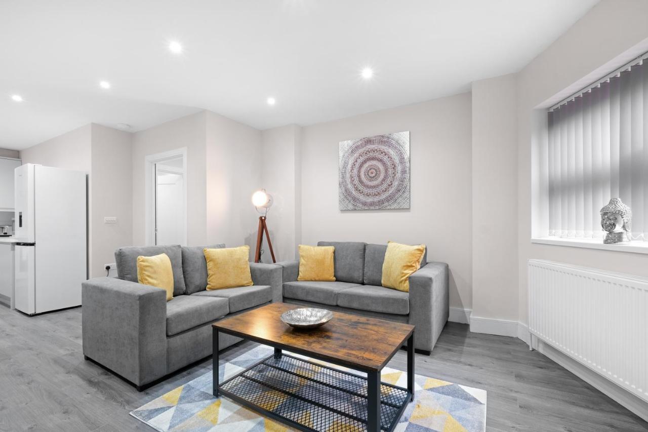 Crown Place 2 & 3 Bedroom Luxury Apts With Parking In Shepperton By 360Stays Exterior photo