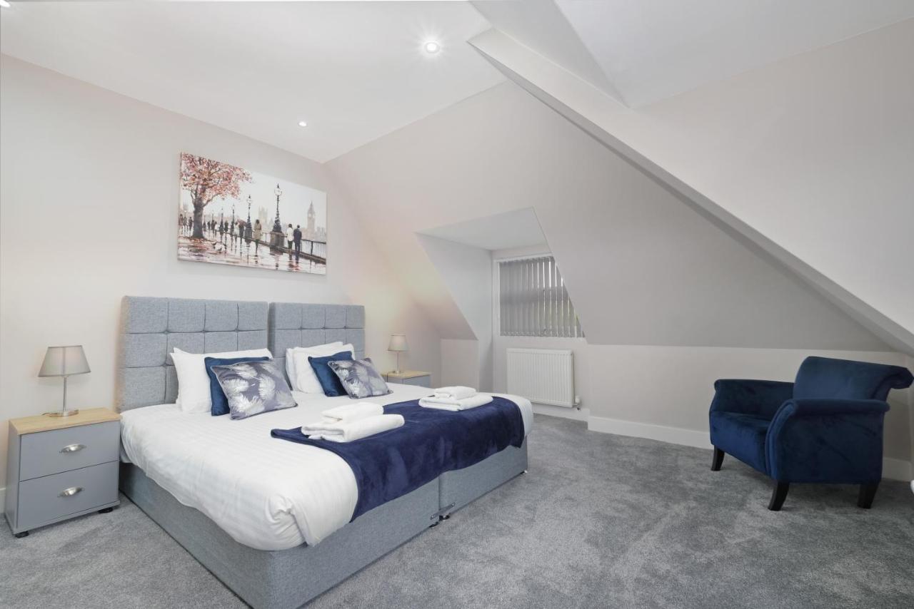 Crown Place 2 & 3 Bedroom Luxury Apts With Parking In Shepperton By 360Stays Exterior photo