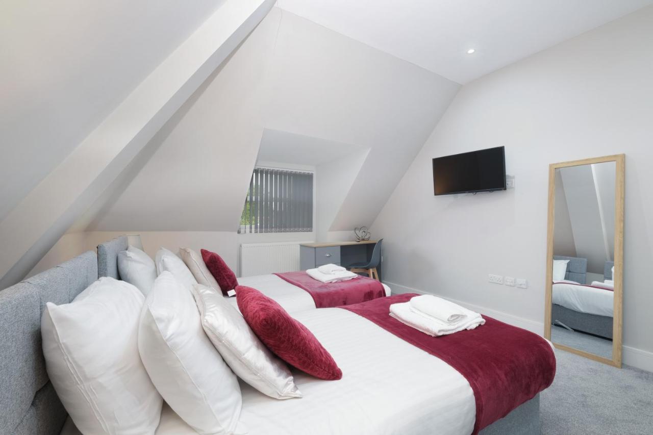 Crown Place 2 & 3 Bedroom Luxury Apts With Parking In Shepperton By 360Stays Exterior photo