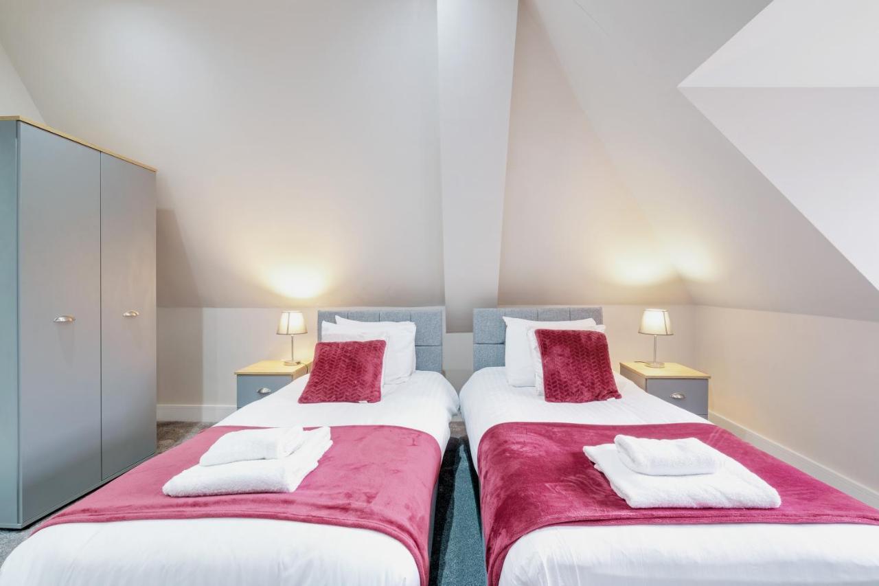 Crown Place 2 & 3 Bedroom Luxury Apts With Parking In Shepperton By 360Stays Exterior photo