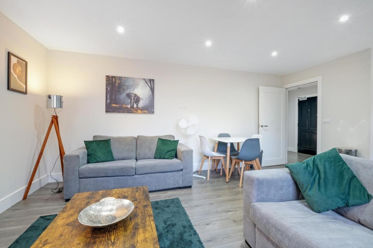 Crown Place 2 & 3 Bedroom Luxury Apts With Parking In Shepperton By 360Stays Exterior photo