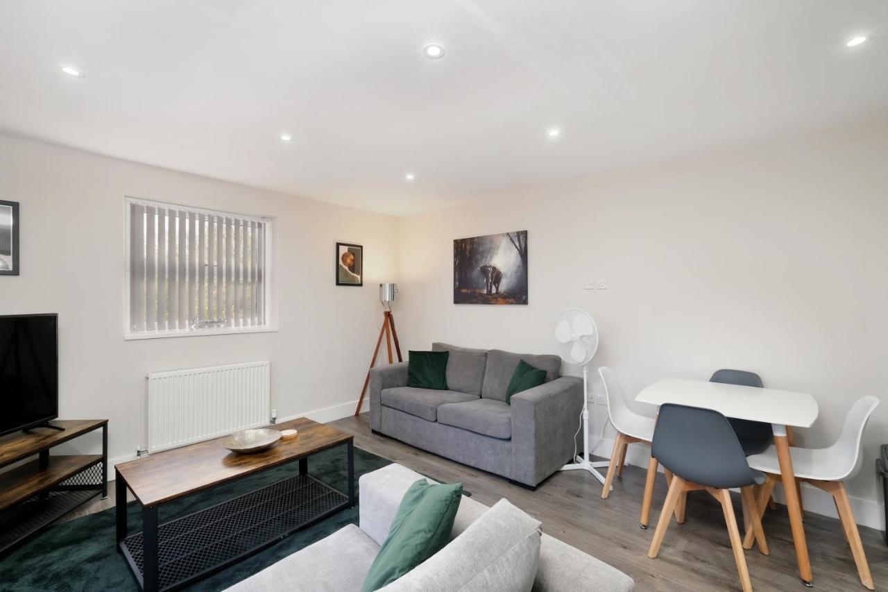 Crown Place 2 & 3 Bedroom Luxury Apts With Parking In Shepperton By 360Stays Exterior photo