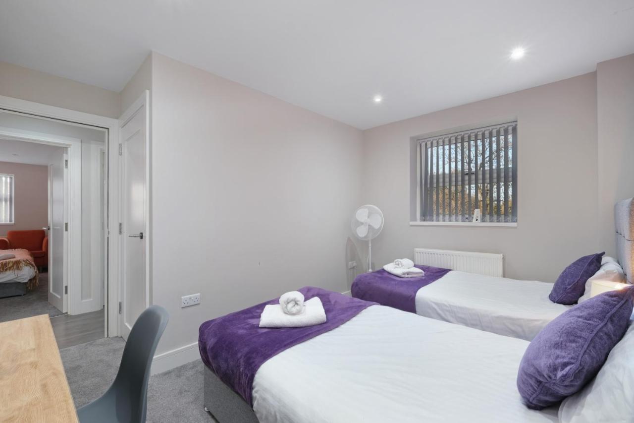 Crown Place 2 & 3 Bedroom Luxury Apts With Parking In Shepperton By 360Stays Exterior photo
