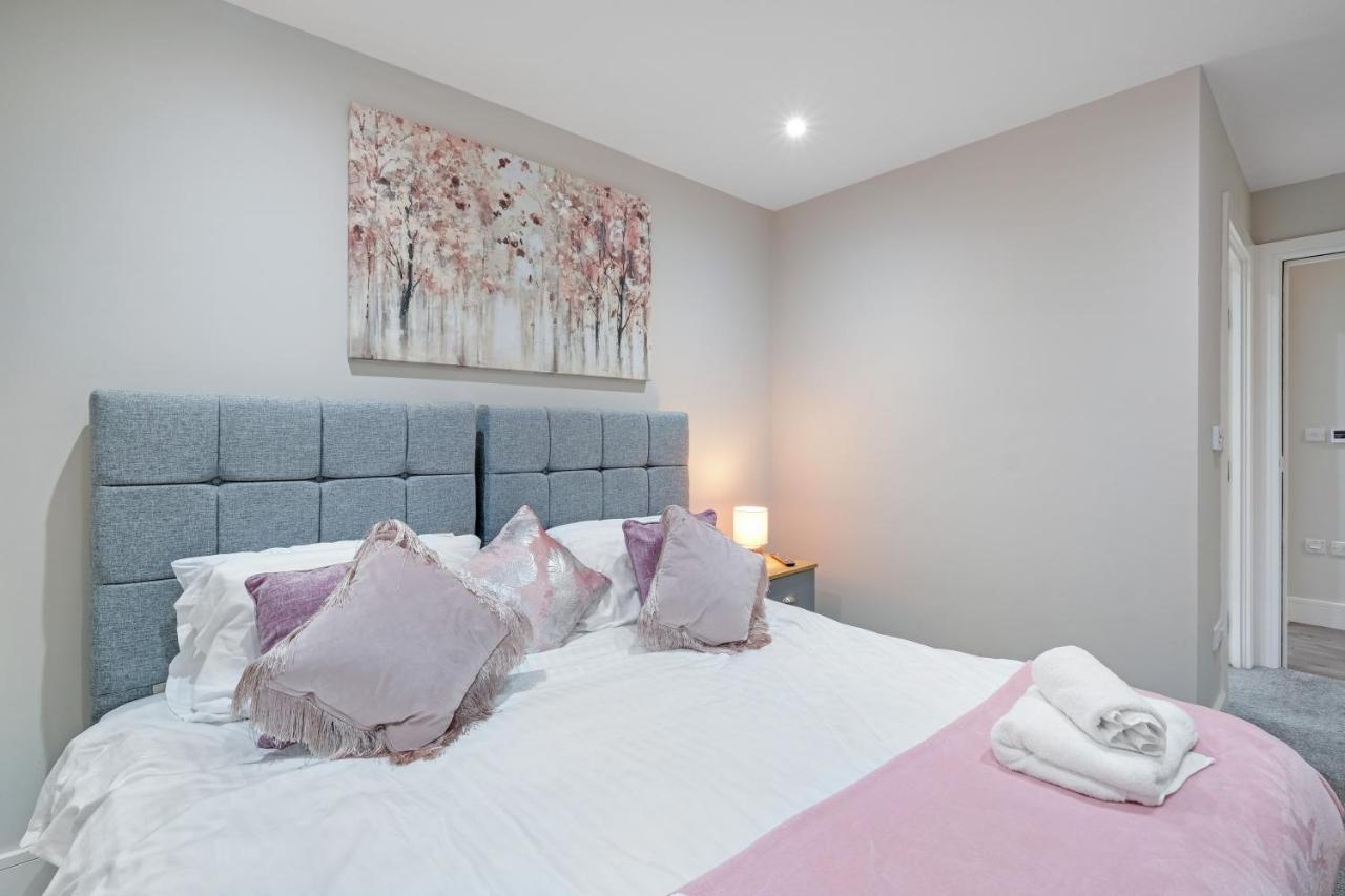 Crown Place 2 & 3 Bedroom Luxury Apts With Parking In Shepperton By 360Stays Exterior photo